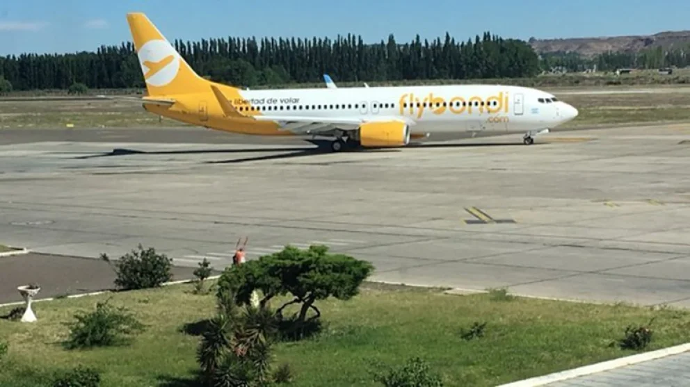 Otra vez: familias enteras durmieron en el aeropuerto de BAriloche por una nueva cancelación de Flybondi.