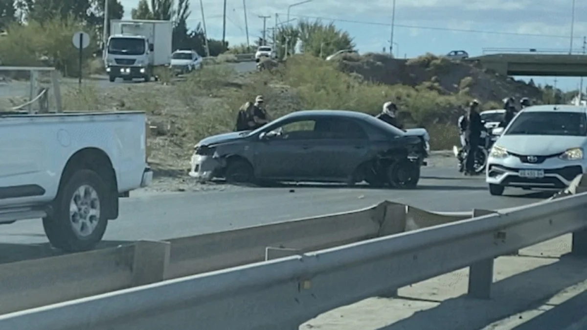 Un auto quedó cruzado en la ruta 7 luego de chocar y complicó el ...