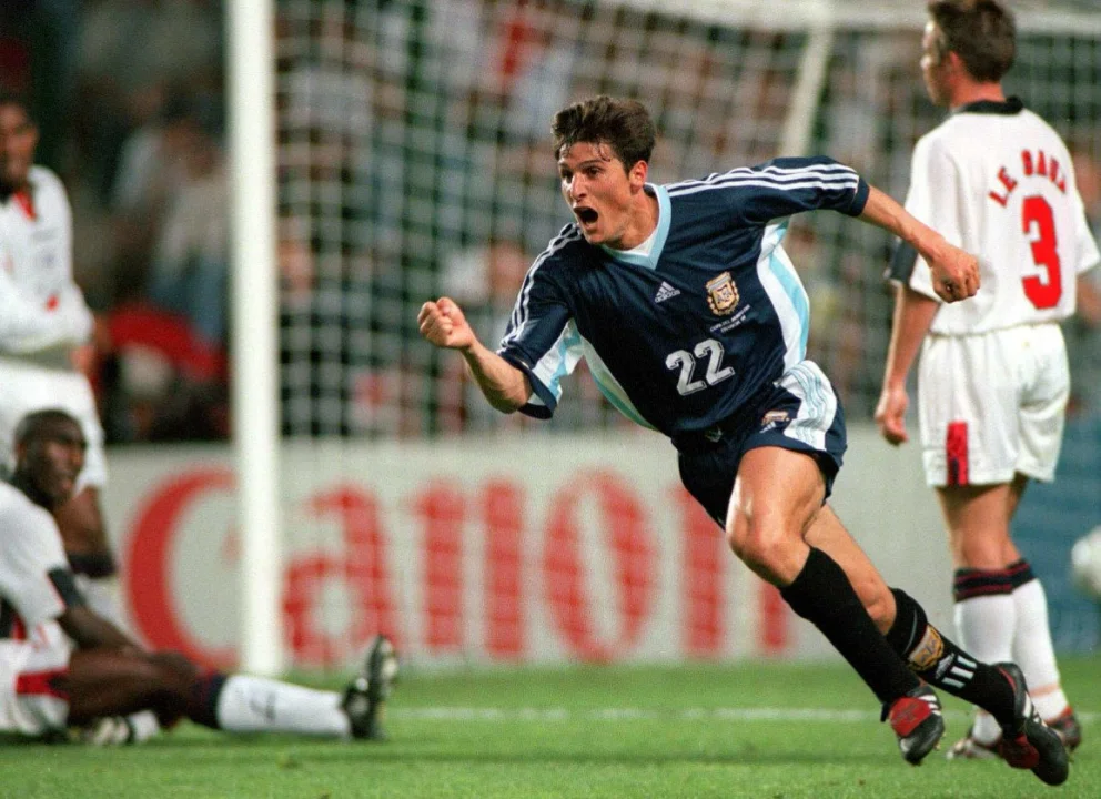 rgentina comenzó ganando con un gol de Gabriel Batistuta, pero Inglaterra lo dio vuelta rápidamente con dos tantos de Michael Owen y Alan Shearer.