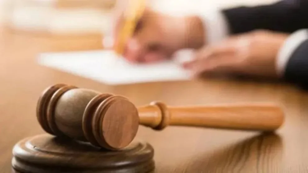 La mujer promovió la demanda tras enterarse de la verdad luego de la muerte de su madre.
