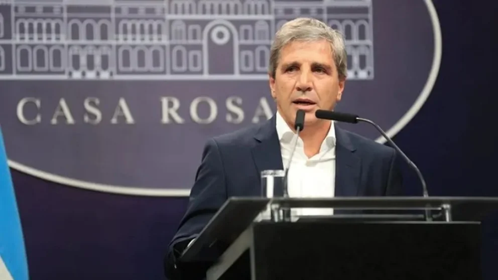 Caputo salió a responderle a los que cuestionan el precio del dólar. Foto: Archivo