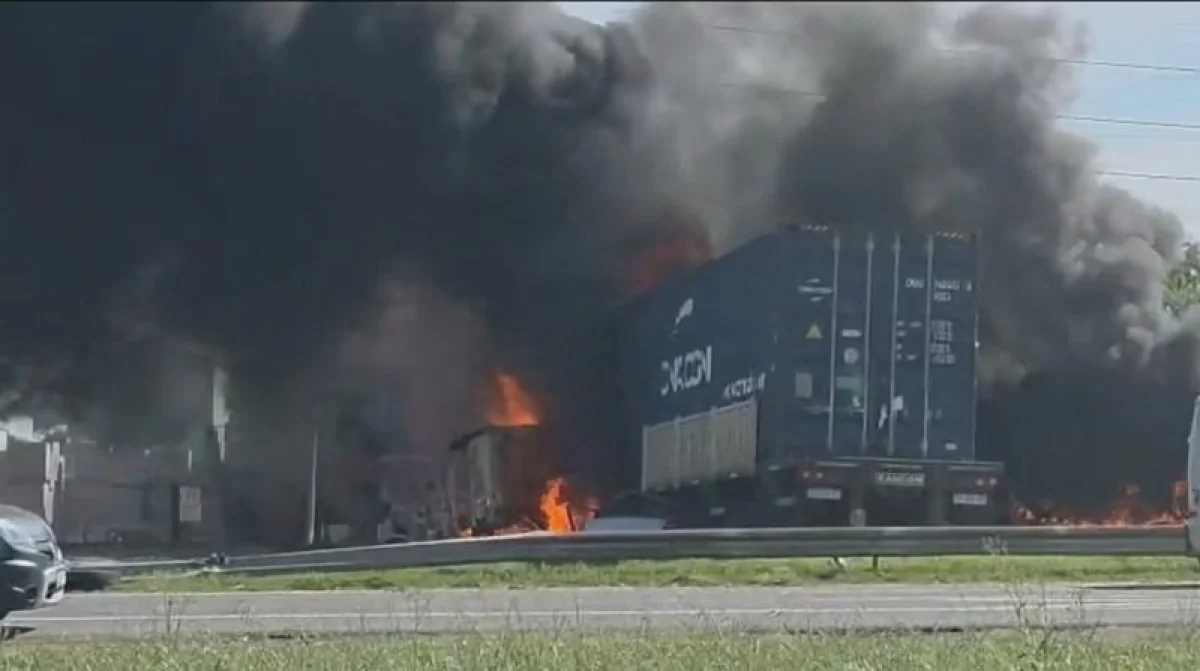 Cinco muertos en un choque frontal entre dos camiones y una camioneta ...