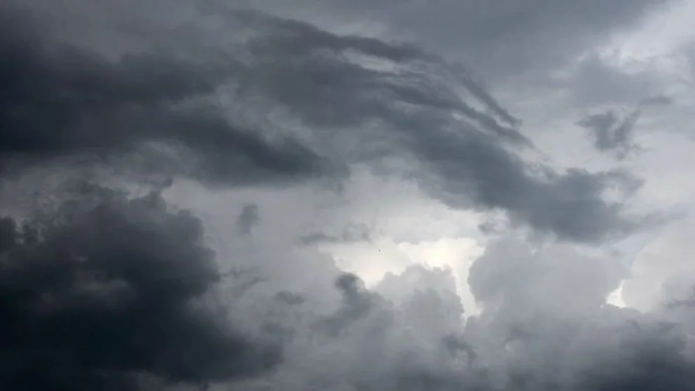 Un Blue Jet captado en el cielo de Tucumán muestra cómo las descargas eléctricas ascienden durante tormentas intensas