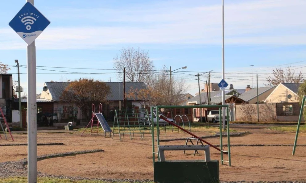 “A la noche se descontrola todo. Vienen a dormir en los cartones y tiran la basura acá. Los chicos no pueden usarla para jugar porque es peligroso”, afirmaron los vecinos. 