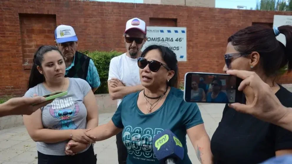 La mamá de Catalina reclamando frente a la Comisaría 46 a días del dramático episodio. Foto archivo.