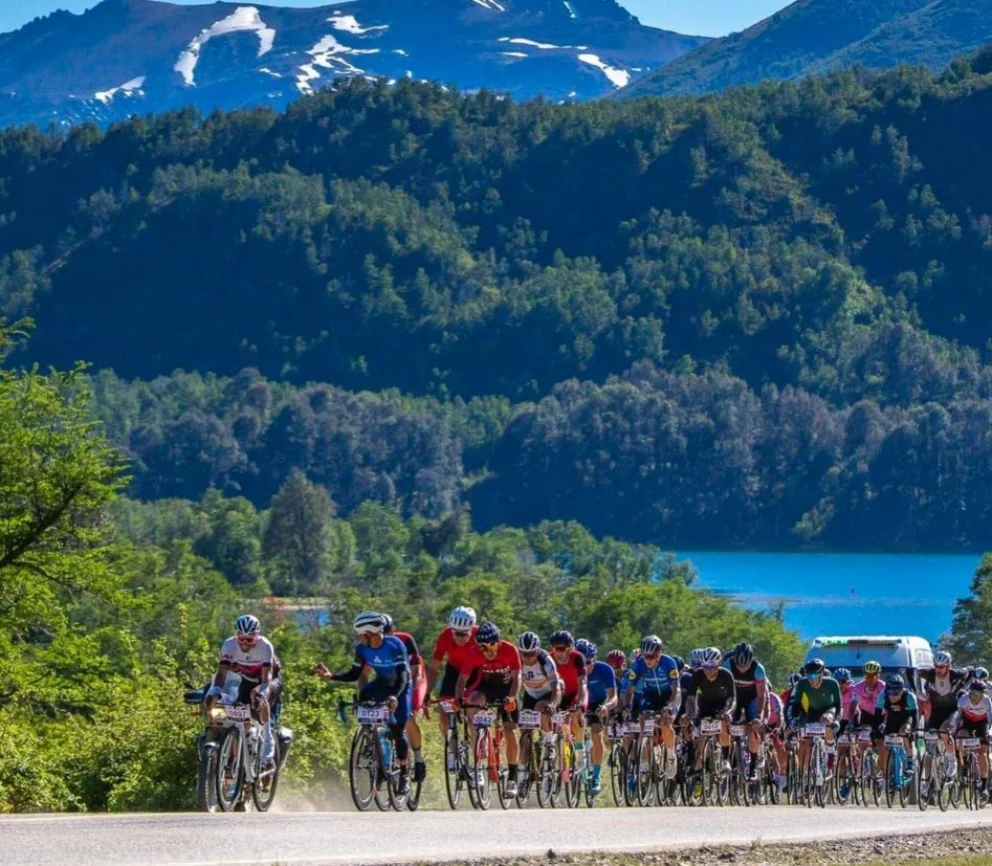El Gran Fondo 7 Lagos, competencia ciclística que une Villa La Angostura con San Martín de los Andes. Foto: Clarín