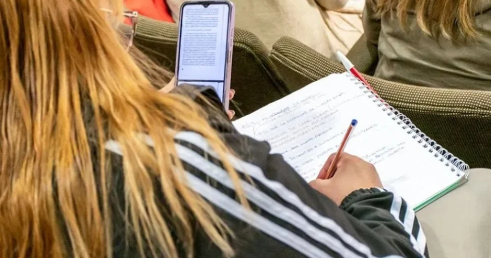 La plataforma quedó habilitada este miércoles 26 de noviembre y ya se encuentra disponible en escueladigitalneuquina.neuquen.edu.ar , con cursos gratuitos, asíncronos y con puntaje docente otorgado por el CPE. 