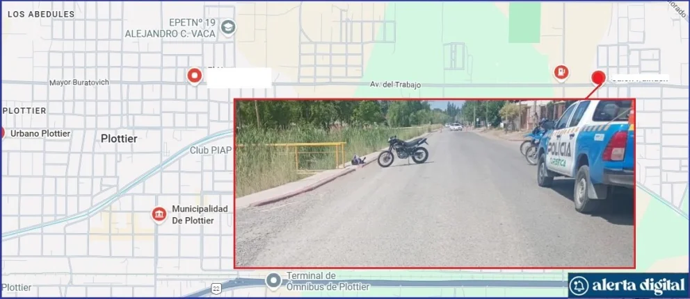 El impacto de la moto contra la bicicleta hizo que tanto la madre como su pequeño hijo terminaran impactando con un puente peatonal que se ubica sobre el canal de desagüe. Foto: Google Maps/gentileza.