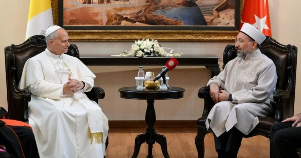 El Papa León XIV  con el presidente para los Asuntos Religiosos de Turquía, Safi Arpaguş. 
