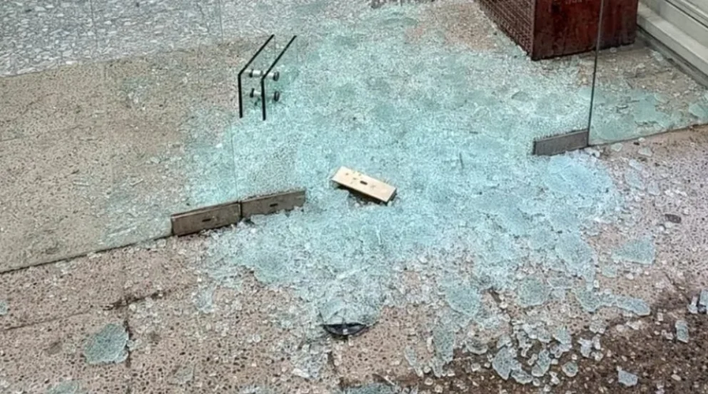 La pelea entre trapitos generó grandes destrozos en la vía pública. Foto: Gentileza