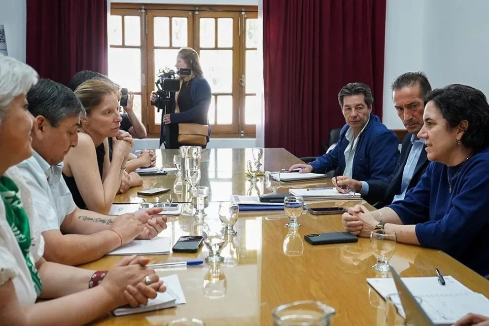 Ambos gremios analizarán la nueva oferta salarial y darán una respuesta al gobierno. Foto: Prensa Provincia