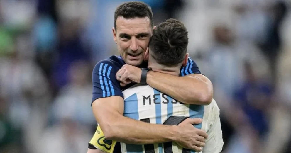 Lionel Scaloni abraza a Lionel Messi. Foto: gentileza