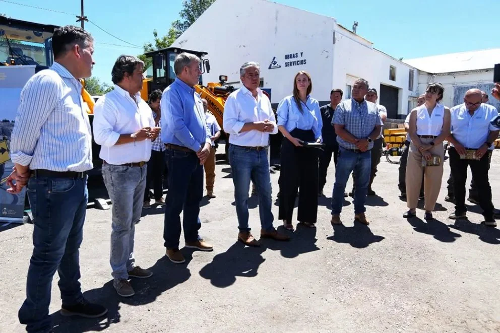 Figueora encabezó el acto de entrega de la maquinaria y destacó el trabajo de la empresa provincial. Foto: Prensa Provincia