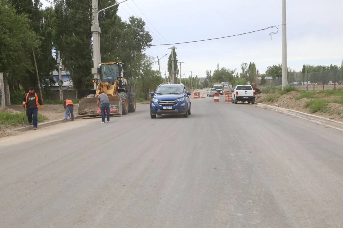Obra de asfalto en Altos Limay: Gaido recorrió y supervisó los avances ...