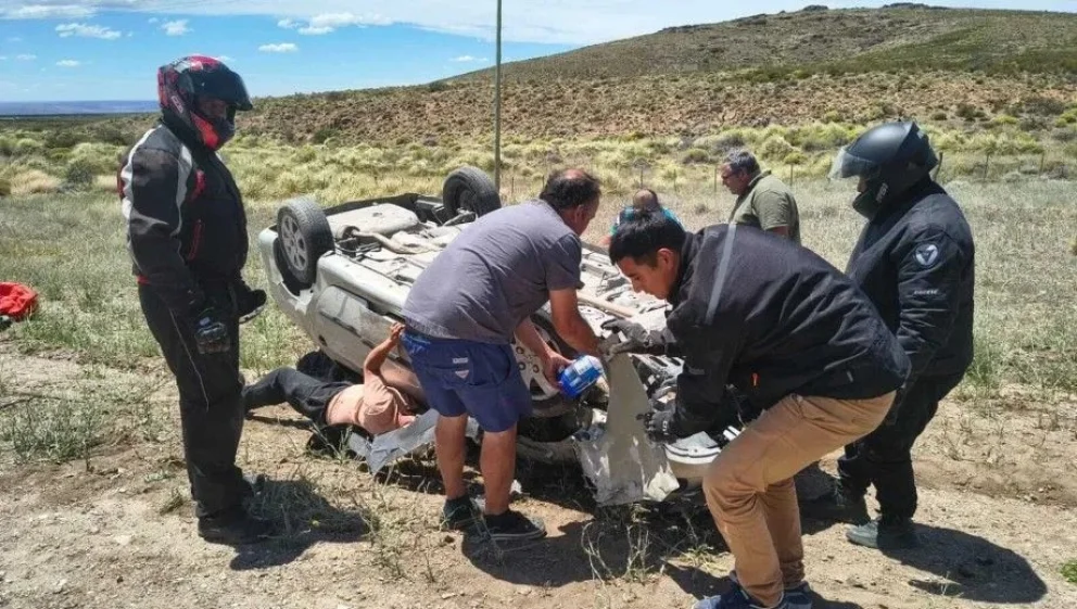 El vuelco y posterior incendio del auto se registró a unos 20 kilómetros de Piedra del Águila, en dirección hacia el oeste cordillerano. Foto: gentileza