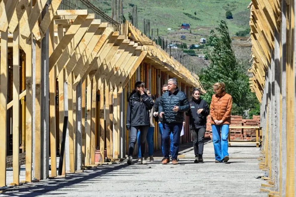 El gobernador estuvo acompañado por las ministras de Educación, Soledad Martínez, de Turismo, Ambiente y Recursos Naturales, Leticia Esteves, y de Infraestructura, Tanya Bertoldi. Foto: Prensa Provincia