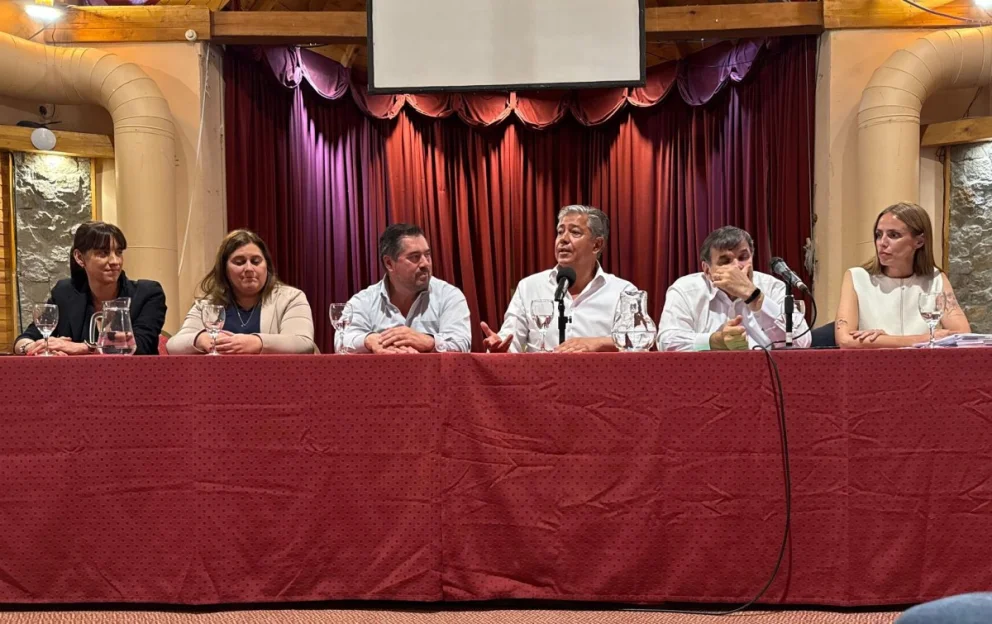 En su visita a la localidad, el gobernador junto a funcionarios de su gabinete provincial realizó anuncios de obras. Foto: X