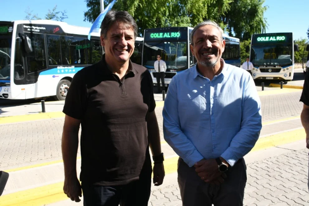 El intendente Gaido y el subsecretario de Transporte, Mauro Espinosa, dieron detalles del servicio de transporte. Foto: Prensa Municipal