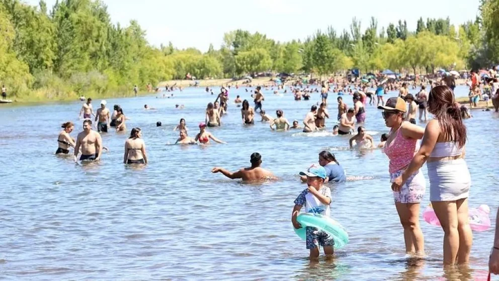 Las costas de los ríos, los lagos y las piletas son los lugares más buscados en estos días de intenso calor en la región. Foto: archivo