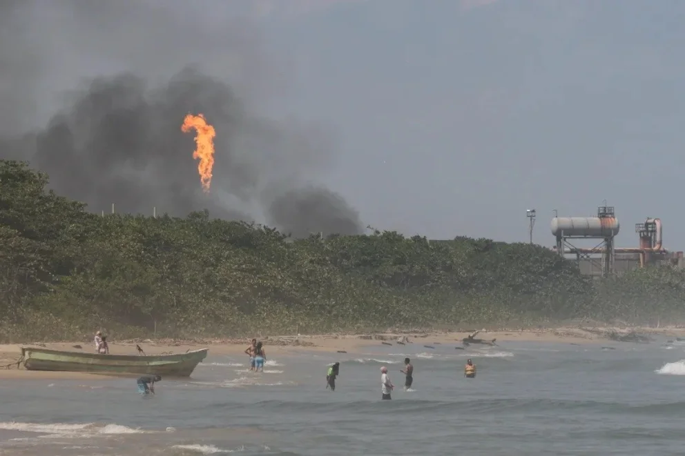 La eventual recuperación petrolera de Venezuela podría alterar el mercado energético y competir con Vaca Muerta por inversiones. FOTO: Matias Delacroix/AP