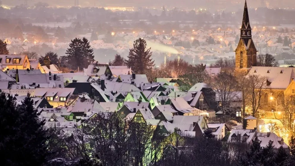 Nieve recién caída cubre los tejados de las casas en Kronberg, cerca de Fráncfort, Alemania.