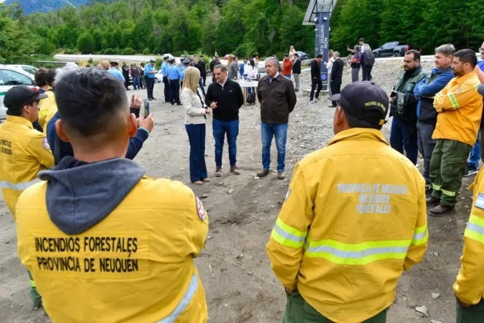 Este lunes partieron otros diez brigadistas. Foto: Neuquén Informa