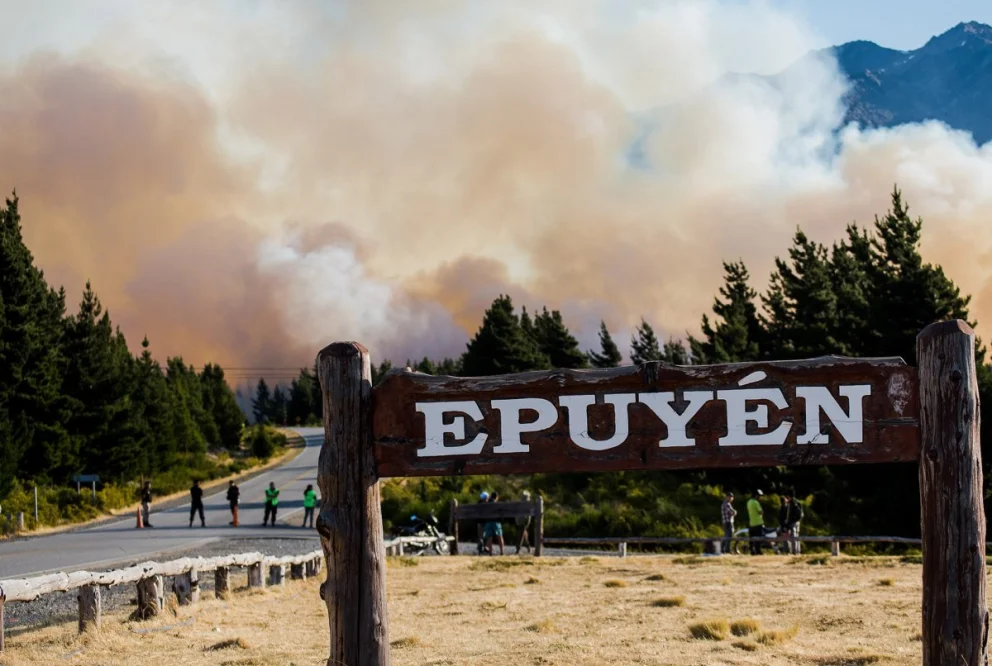 Los incendios forestales ya consumieron más de la mitad del territorio de Epuyén. Foto: Gustavo Calfin/ Dani Jordi
