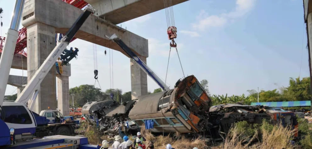 El tren descarriló tras el colapso de una grúa en una obra ferroviaria en el noreste de Tailandia. Foto: NA