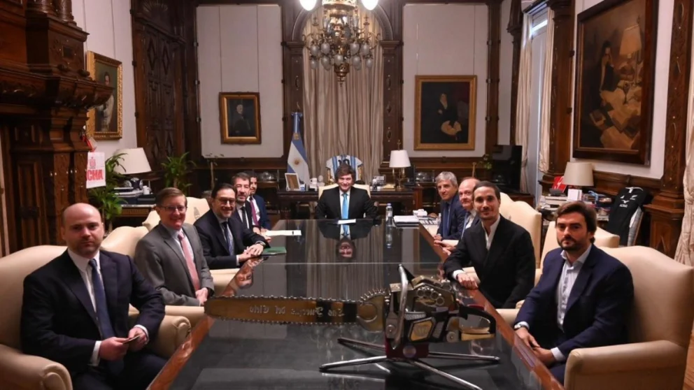 El Presidente Javier Milei, junto al Ministro de Economía, Luis Caputo, y el Secretario de Coordinación de Energía y Minería, Daniel González, se reunió con el Director Ejecutivo de MidOcean Energy, Venter de la Rey; el Vicepresidente Senior de MidOcean