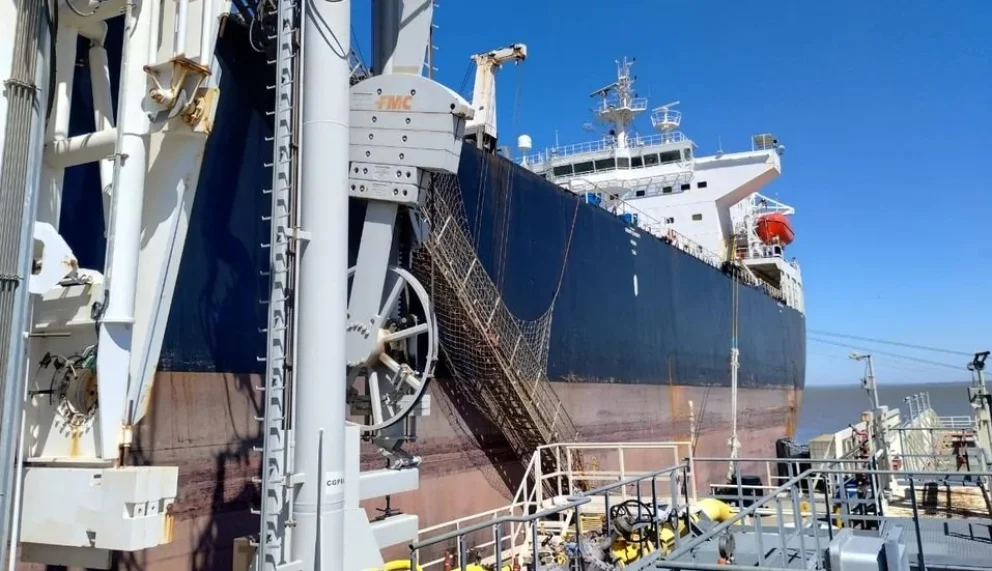 El buque tanque con 71.000 m³ de crudo de la cuenca neuquina partió del complejo portuario bahiense. Foto: gentileza