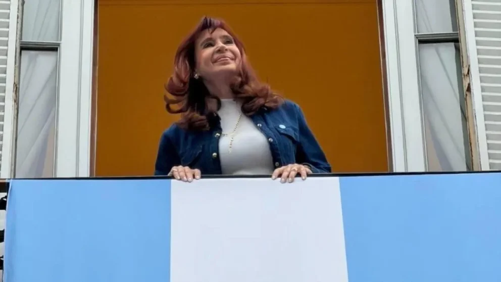 Cristina Kirchner en el balcón de San José 1111.