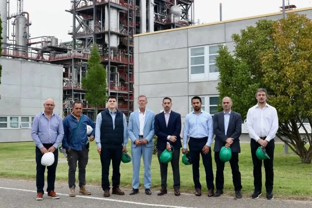 Funcionarios neuquinos y nacionales recorrieron la planta ubicada en Arroyito. Foto: Neuquén Informa