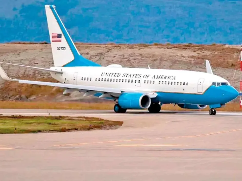 Quiénes llegaron en el Boeing de la Fuerza Aérea norteamericana. Foto: gentileza