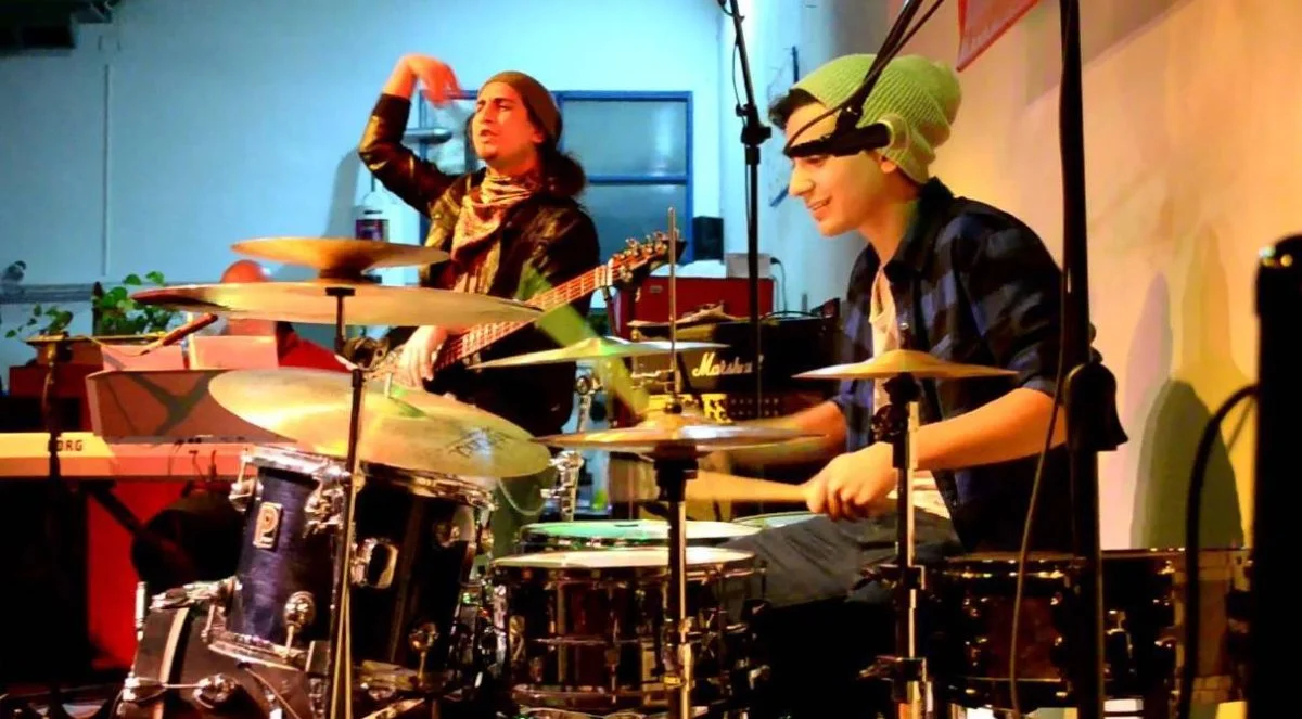 Tocando con su hermano mayor