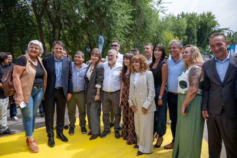 Autoridades provinciales, municipales y de la cooperativa participaron del acto inaugural.