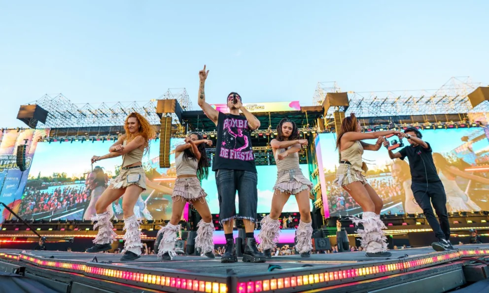Rombai pasó por el escenario principal de la Isla 132 y puso a bailar a miles de personas durante la primera noche de la Fiesta Nacional de la Confluencia 2026. Foto: Organización