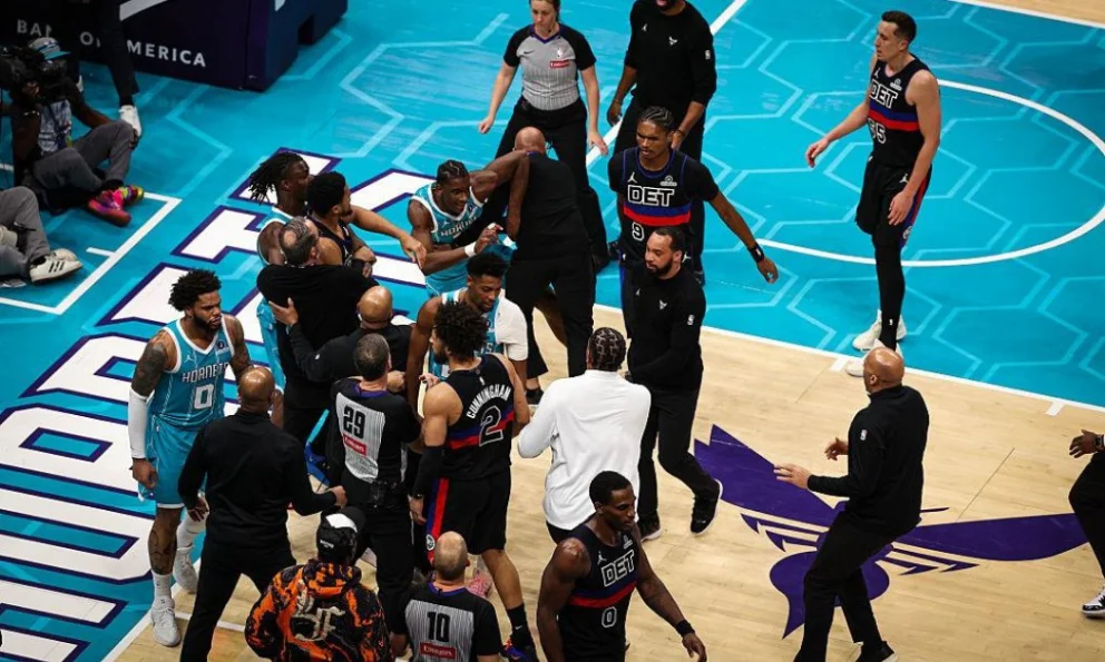 La pelea estalló en el último cuarto del duelo entre Pistons y Hornets. Foto: Archivo