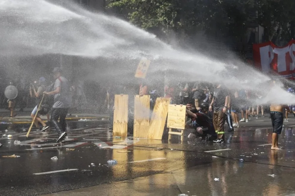 Hubo enfrentamientos entre quienes protestaban por la reforma laboral y los efectivos de la Policía Federal. Foto: NA