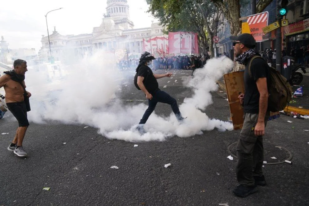 Graves incidentes en inmediaciones del Congreso, mientras se desarrollaba la sesión. Fotos Clarín