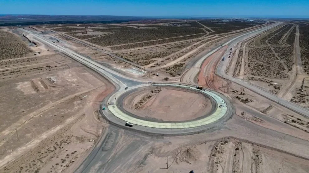 Ya casi se puede ver finalizada la segunda rotonda del bypass de la Ruta Provincial Nº 7 en el acceso a Añelo.
