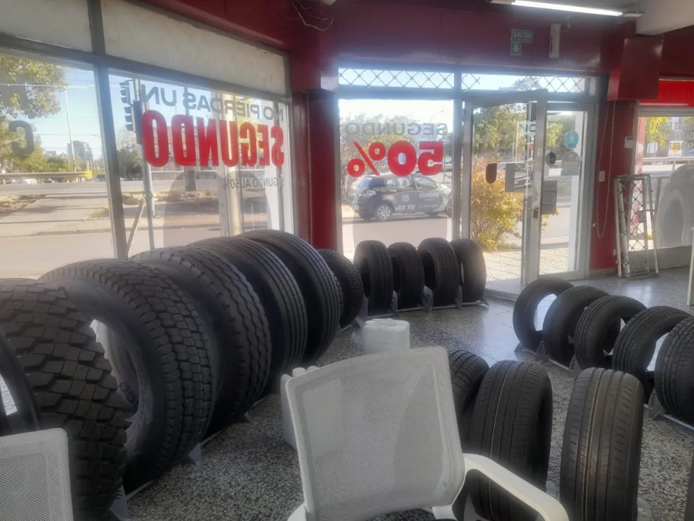 La distribuidora de neumáticos FATE en Neuquén capital mantiene la atención normal pese al cierre de la planta. Foto: Juan Berón
