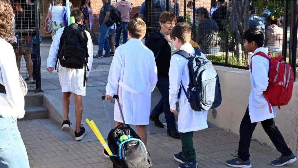 Las escuelas neuquinas se poblarán de guardapolvos blancos este miércoles y el buen tiempo acompañará toda la jornada. Foto: archivo