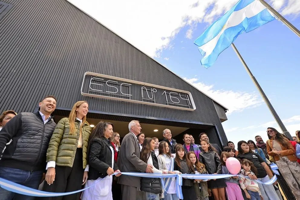 El gobernador Rolando Figueroa encabezó este viernes la inauguración de la Escuela Primaria N° 164 y de la Escuela Infantil Rural N° 92 en Caviahue. Foto: Neuquén Informa