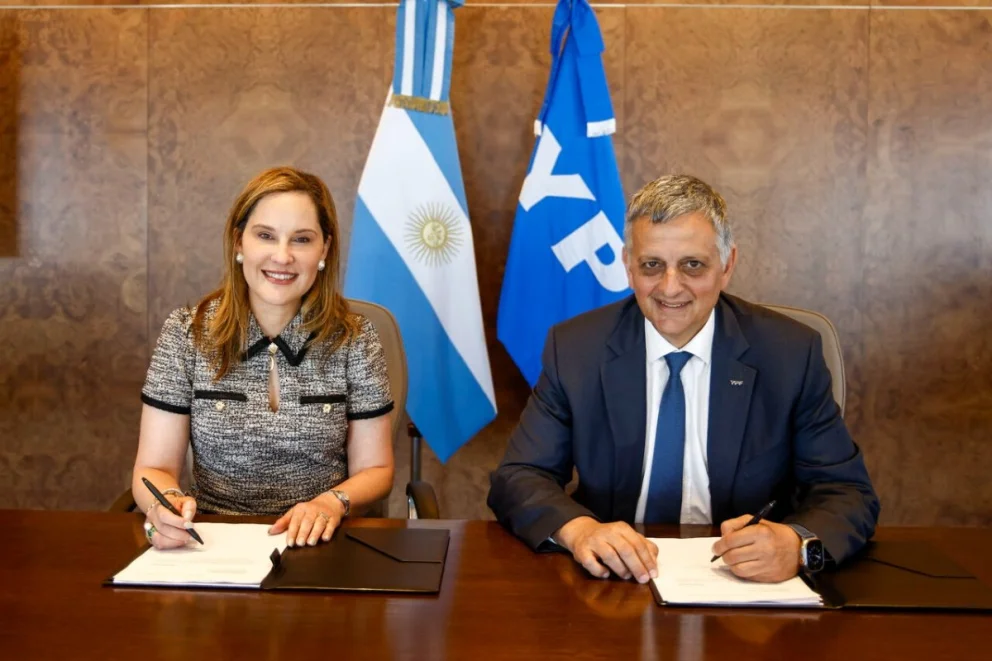 Ana Simonato , Country Manager para la Argentina junto a Horacio Marin de Ypf. Foto YPF