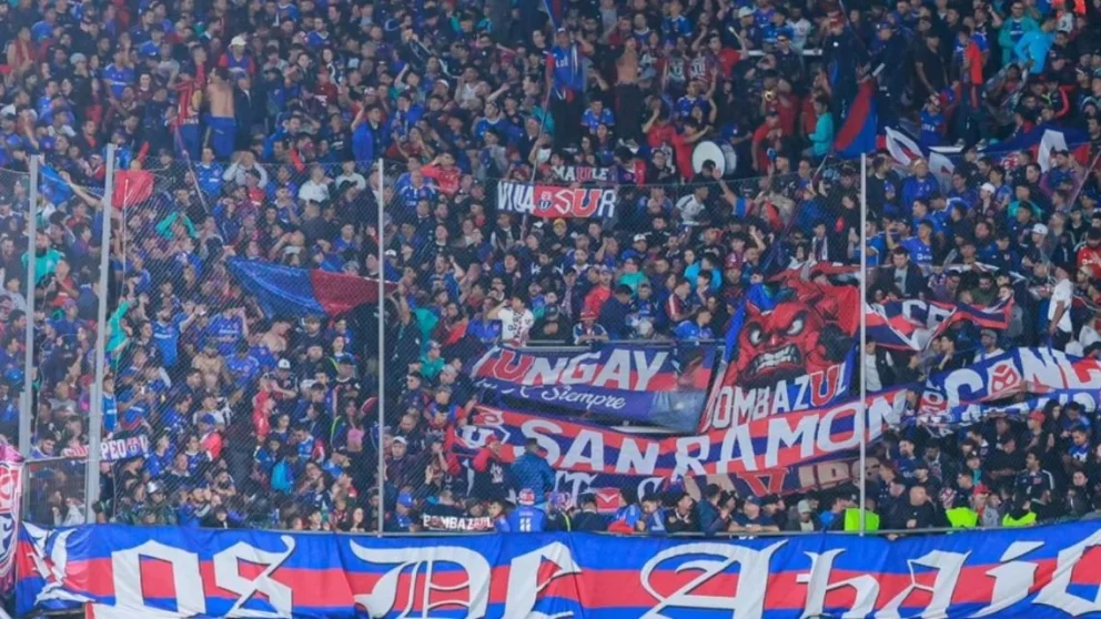 Los disturbios se produjeron cuando una caravana de hinchas de Colo Colo se dirigía al estadio Monumental. Foto: Archivo