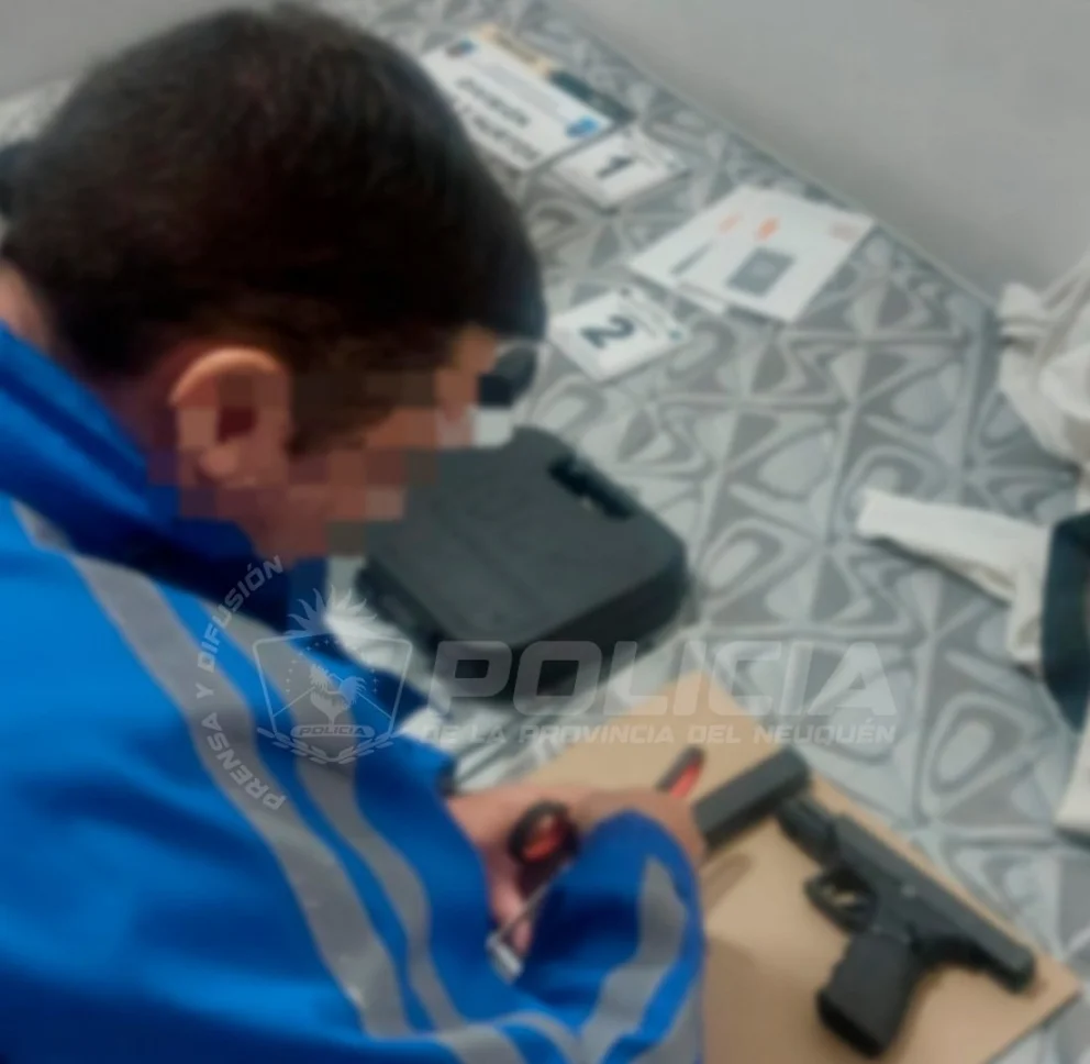 Tras el operativo de la policía neuquina, los cinco detenidos fueron expulsados del país. Foto: Policía del Neuquén