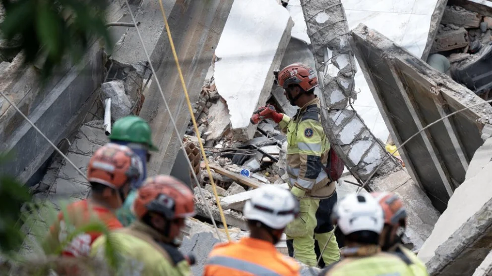 Bomberos y equipos de rescate trabajaron durante horas entre los escombros tras el derrumbe del edificio en Belo Horizonte (Foto: archivo)