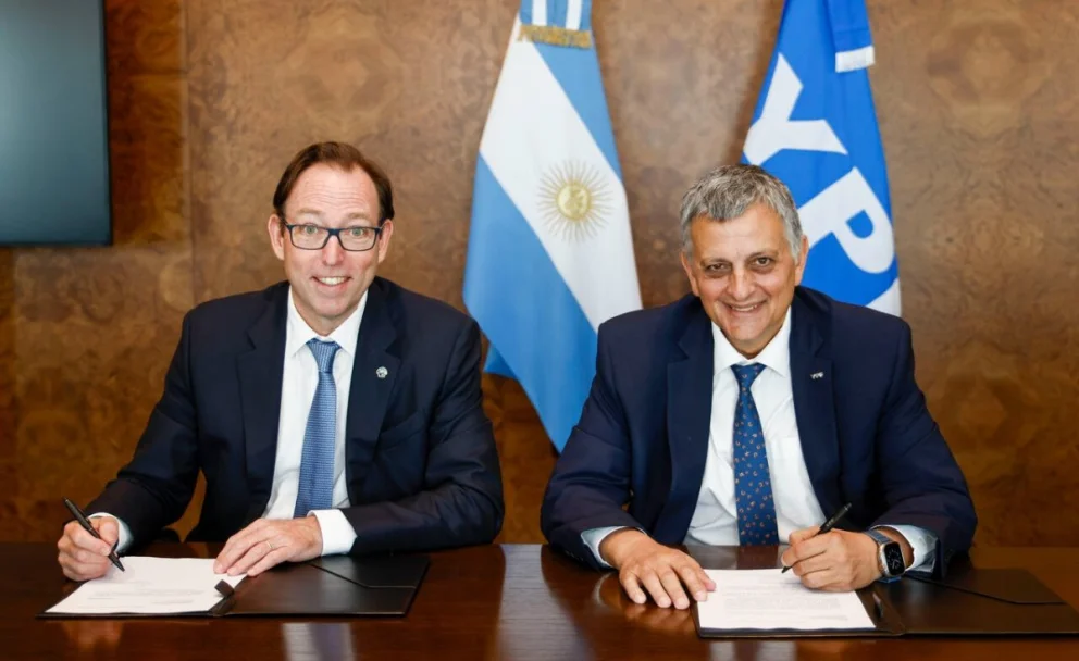 Representantes de Shell y YPF participaron de la firma del acuerdo que incorpora a la compañía al Instituto Vaca Muerta.