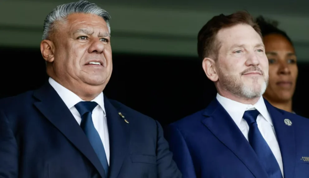 "Chiqui" Tapia junto a Alejandro Domínguez, presidente de la Conmebol. Foto: EFE