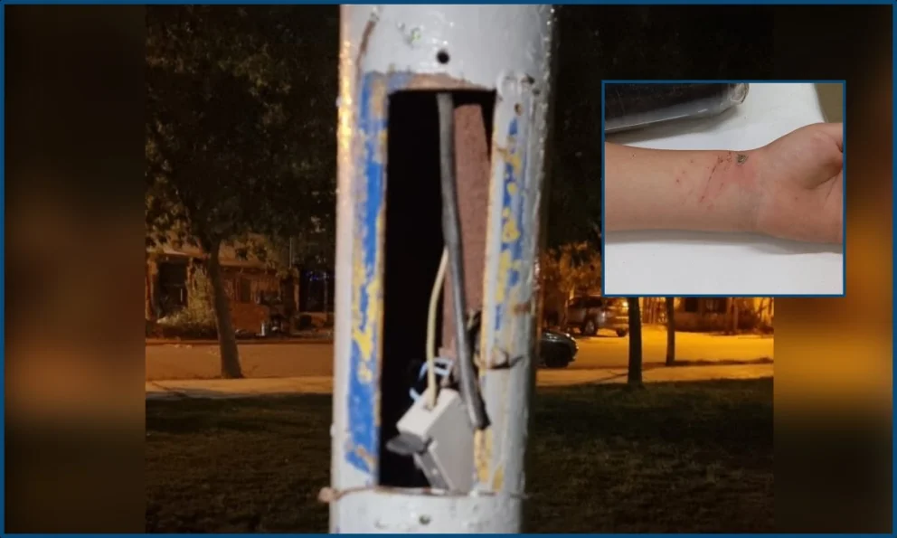 El menor tocó un poste de alumbrado con cables expuestos mientras jugaba al fútbol